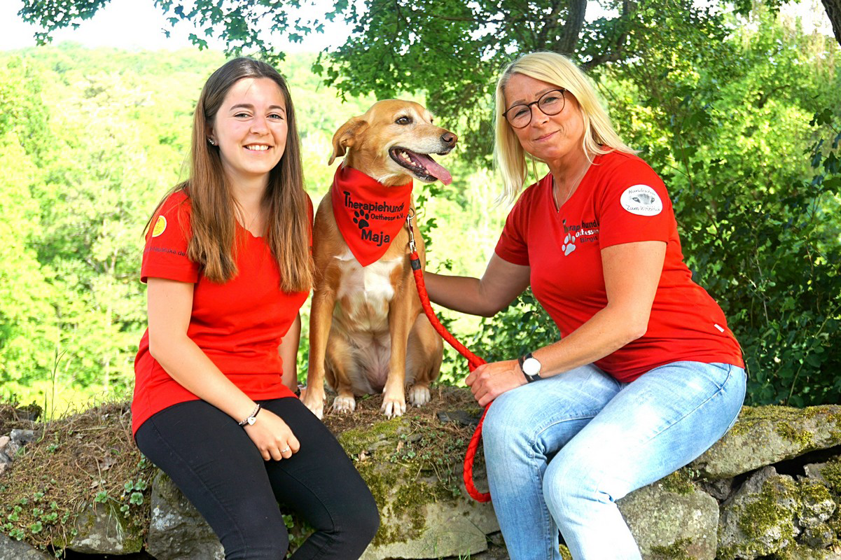 Birgit und Amelie mit Hündin Maja